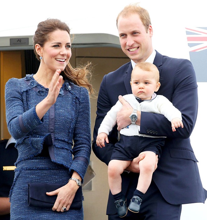 Hoàng tử George nhiều lần mặc trang phục cùng tông màu với bố William. 