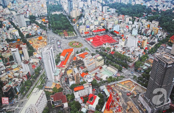 Vòng xoay Quách Thị Trang và chợ Bến Thành được chụp ở một vị trí rất cao.