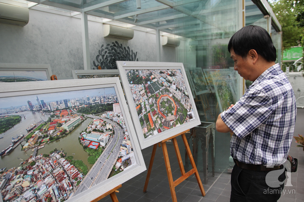 Triển lãm trưng bày 40 mươi tác phẩm tiêu biểu về Sài Gòn được chụp từ trên cao. Những góc đường, danh thắng, khu chợ, giao lộ... vốn rất quen thuộc của Sài Gòn trở nên độc đáo qua góc nhìn từ trên cao của nhiếp ảnh gia Giản Thanh Sơn.