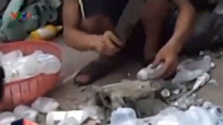 Hãi hùng quy trình tái chế ống hút, hộp xốp từ nhựa phế thải đã bốc mùi-1