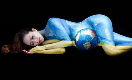 Khánh Thi gây ấn tượng với họa tiết thể hiện sự biến đổi khí hậu. Phan Hiển là người luôn theo sát cô ở bất cứ hoạt động nào.
