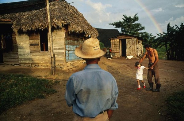 Cô bé đang vui vẻ khoe với cha đôi giày mới tại một trang trại ở vùng Manicaragua, Cuba.