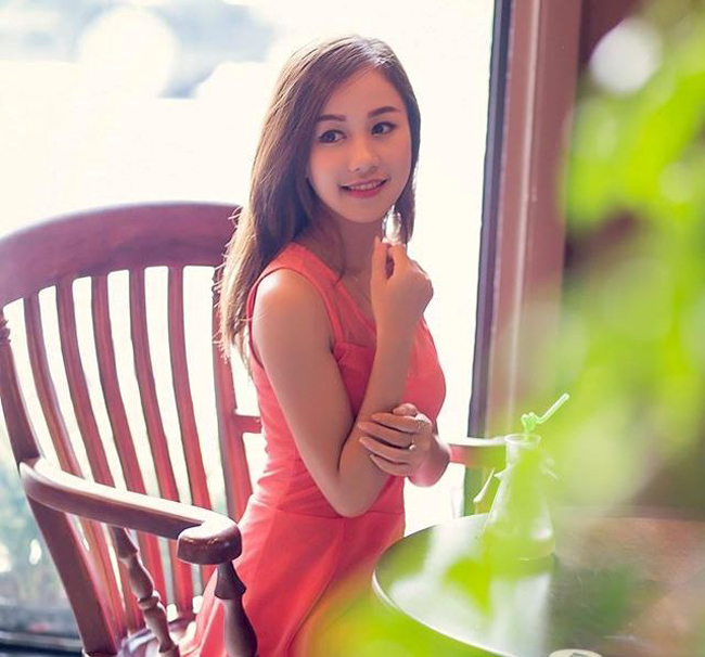 Vẻ đẹp mơ màng của cô MC 9X 
