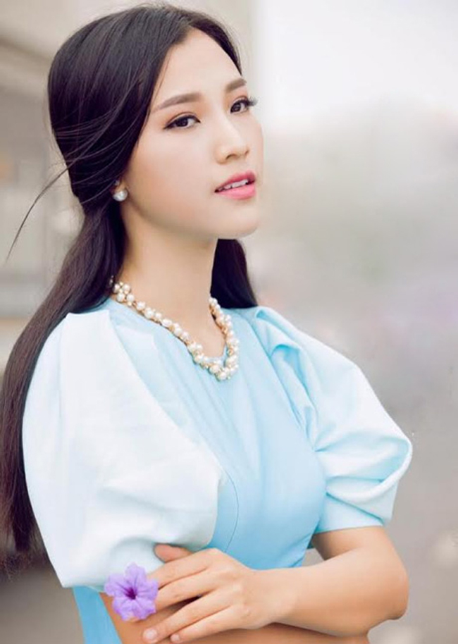 Bằng phong cách thanh lịch, dịu dàng, cô đã tạo nên một hình ảnh đẹp trong lòng khán giả