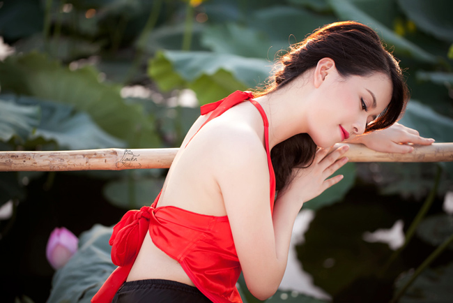 Cô từng lọt vào vòng chung kết của cuộc thi Hoa khôi sinh viên Hà Nội (2010) và Người đẹp Anh đào (2011)