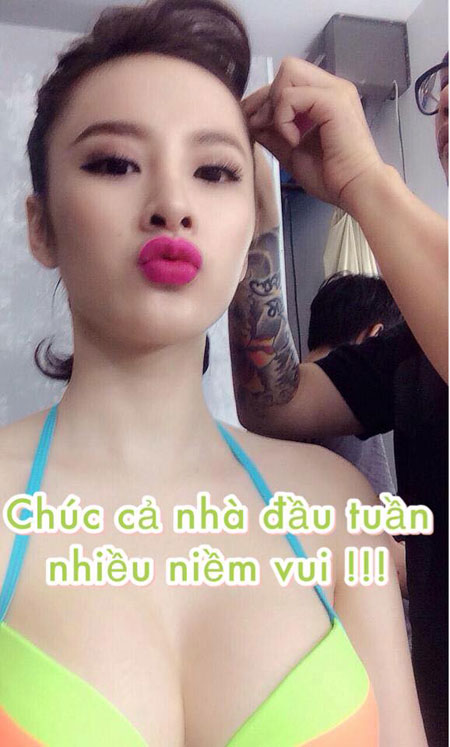 Câu chúc bình thường - nhưng biểu cảm hiếm thấy trên gương mặt của Angela Phương Trinh