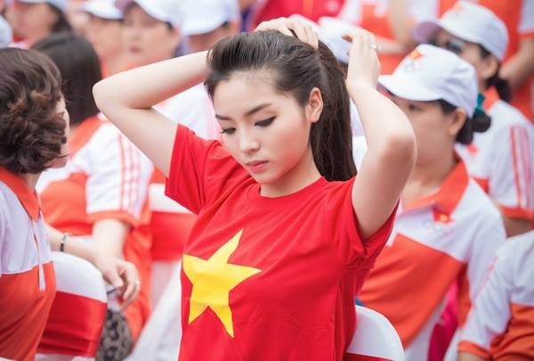 Kiểu tóc đuôi ngựa gọn gàng, trẻ trung đương nhiên không thể vắng mặt trong "từ điển" tóc của Kỳ Duyên.