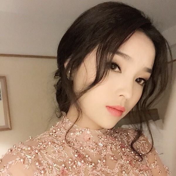 Kiểu tóc búi thấp với những lọn xoăn khá "sến" lòa xòa hai bên mặt mà cô từng diện kha khá lần trước đây đã vấp phải không ít lời chê từ phía cư dân mạng.