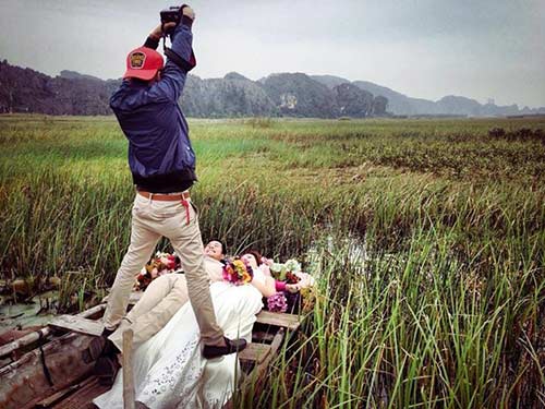 Chuyện phó nháy phải uốn đủ các tư thế để săn góc máy là chuyện quá bình thường trong một ekip chụp ảnh cưới. (ảnh Mr Lee)