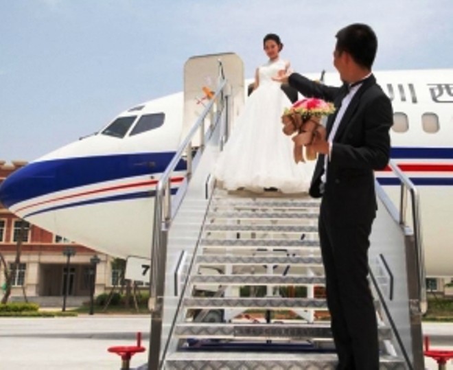 Hình ảnh cô dâu lộng lẫy bước xuống từ máy bay khiến dân mạng thích thú.
