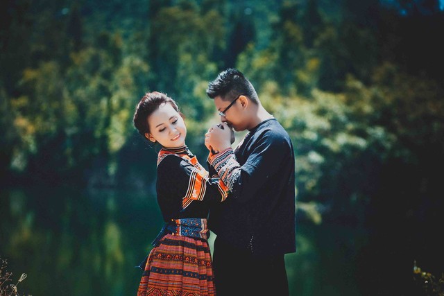 Được biết, cô dâu Nguyễn Nhật Linh hiện đang công tác tại quỹ Nhân ái, hội Người cao tuổi, còn chú rể Đặng Trần Hải thì đang công tác tại một ngân hàng.