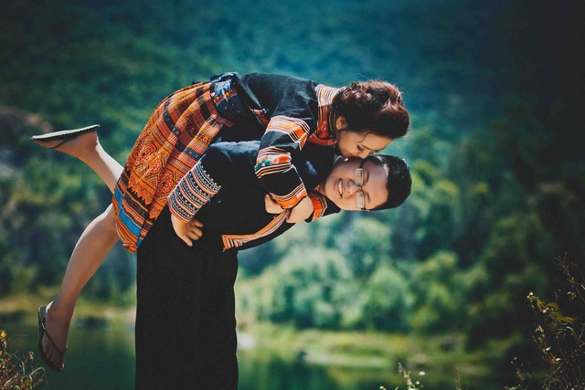 Khác với xu hướng hiện đại của đa số các cặp đôi khác, Nhật Linh và Trần Hải lại lựa chọn phong cách, trang phục truyền thống của dân tộc thiểu số ở Việt Nam.