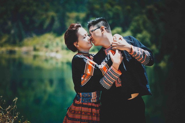 "Chúng mình đã thống nhất chụp ảnh cưới theo phong cách này vì muốn lưu giữ những khoảnh khắc đẹp trong đời theo một cách riêng, có chút gì đó độc đáo, khác lạ so với các bạn bè của mình”, Nhật Linh chia sẻ.