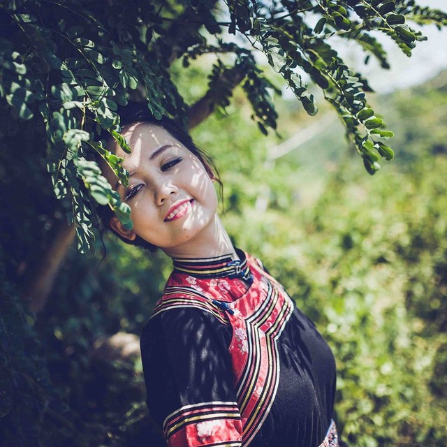 Bộ ảnh này được thực hiện tại Hồ Xanh (Đà Nẵng), một địa điểm chụp ảnh cưới lãng mạn, là sự lựa chọn của rất nhiều bạn trẻ.