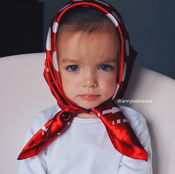 Cô nhóc Anastasiya 2 tuổi rưỡi với đôi mắt xanh long lanh tròn xoe, nước da trắng sứ cùng mái tóc màu nâu hạt dẻ tự nhiên.