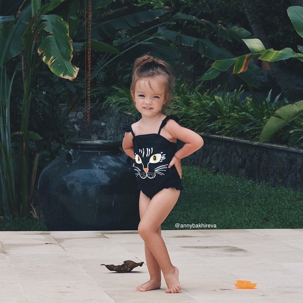 Tạo dáng sexy cùng bodyswim