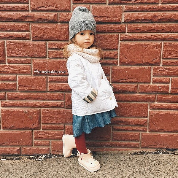 Thỉnh thoảng bé còn tạo dáng như một fashionista thực thụ nhé!