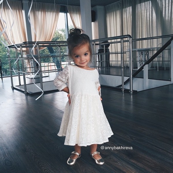 Anastasiya thường được mẹ lựa chọn cho những trang phục đơn giản, không quá cầu kỳ và phù hợp để bé vui chơi hoạt động thoải mái.