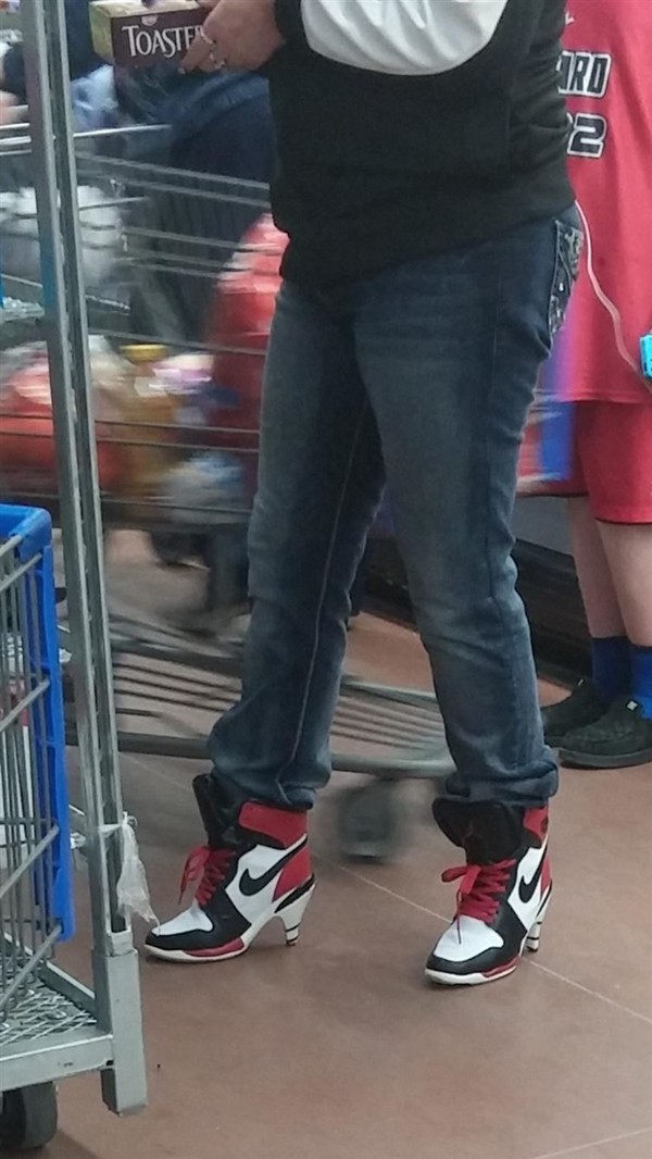 Một sự kết hợp tuyệt vời giữa giày thể thao và giày cao gót. Fan của NIKE đã khóc khi thấy điều này.