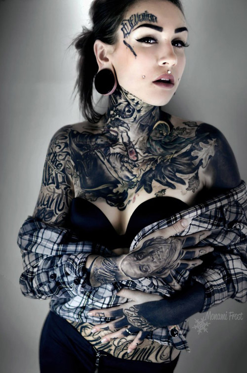 Ngoài hình xăm, Monami Frost còn có rất nhiều khuyên bấm trên mặt, nong tai...