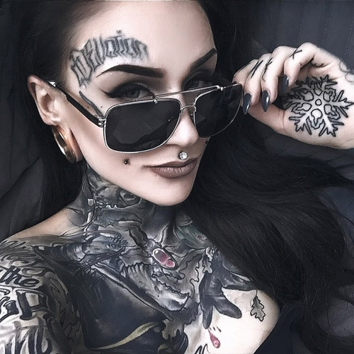 Cô thường xuất hiện với trang phục nội y, bikini khoe vóc dáng gợi cảm và những hình xăm ấn tượng phủ kín cơ thể. 