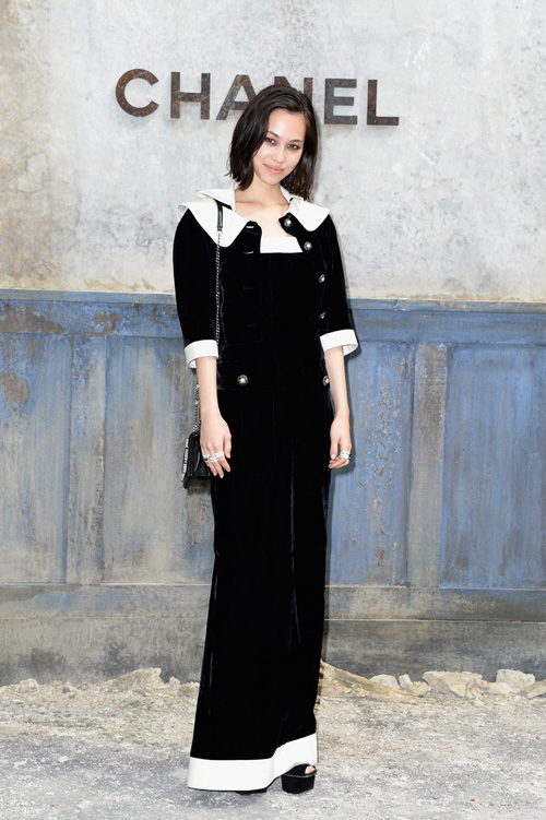 Nàng là khách mời của Chanel, Dior với phong thái lạnh lùng, mê hoặc.