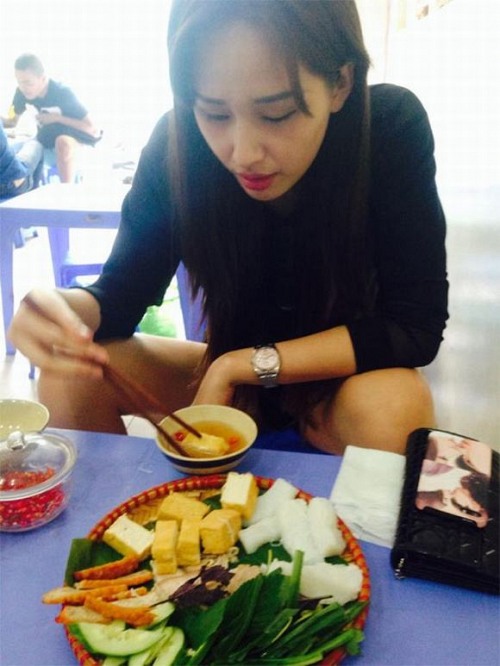 Trong bức hình, Mai Phương Thuý đang ngồi ăn, cô mặc đồ rất giản dị với áo phông và quần short. Tuy nhiên kiểu ngồi chạng chân của Thuý chẳng khác gì đàn ông và trông không hề duyên dáng một chút nào.