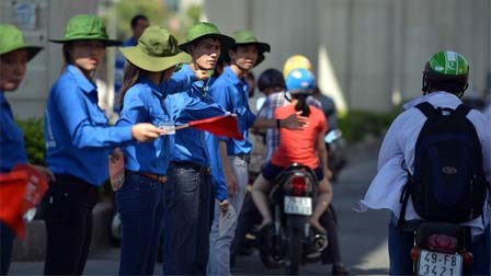 Sĩ tử làm thủ tục, Thủ đô ùn tắc cục bộ