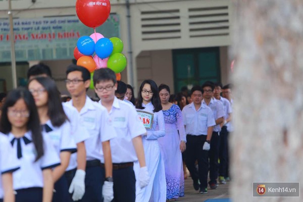 Các bạn học sinh khối 10 trường Lê Quý Đôn có một màn nghi thức diễu hành quanh sân khấu trong khi các anh chị học sinh khối 11 và 12 đều đứng dậy để chào đón. 