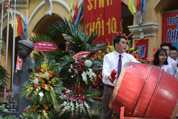 Thầy giáo đánh tiếng trống trường báo hiệu năm học 2015-2016 chính thức bắt đầu tại trường Phan Đình Phùng. 