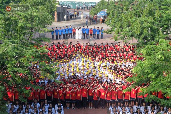 Trong khi đó, tại trường THPT Lương Thế Vinh, các học sinh đang cùng nhau xếp thành hình lá cờ tổ quốc.
