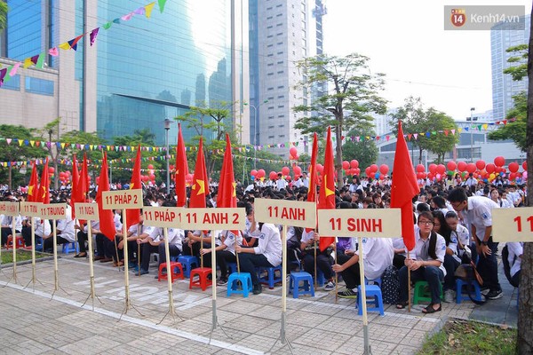 Các học sinh đã có mặt đầy đủ để chờ đến giây phút cùng bước vào năm học mới với hàng trăm nghìn học sinh khác trên cả nước. 

