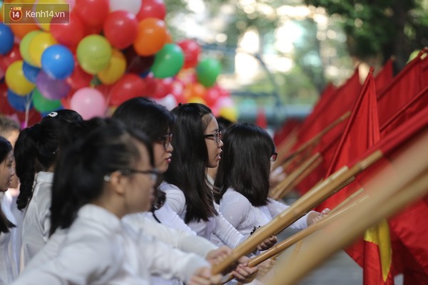 Không khí nhộn nhịp trước giờ làm lễ tại trường THPT Phan Đình Phùng, Hà Nội. 