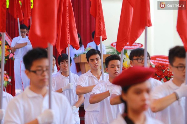 Không khí trang nghiêm tràn ngập màn chào cờ đầu của buổi khai giảng. 