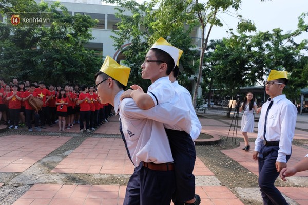 Một hình ảnh xúc động: bạn Lê Quốc Việt lớp 10A0 được bạn cõng đến dự lễ khai giảng