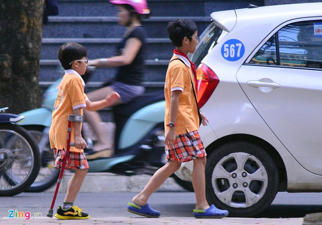 Sáng 5/9, Thiện Nhân cùng anh trai và mẹ Mai Anh đi taxi đến trường trên phố Pháo Đài Láng (Hà Nội), tham dự lễ khai giảng năm học mới. Nam sinh lớp 4 vẫn phải dùng đến nạng khi di chuyển đường dài. Em được thầy cô đánh giá là học sinh chăm ngoan, học lực khá. 