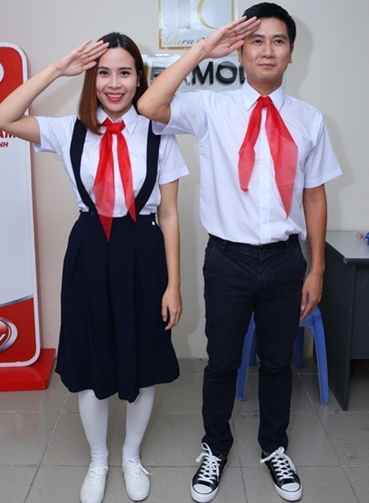 Không kém cạnh Lam Trường, Cẩm Ly, hai vợ chồng Lưu Hương Giang - Hồ Hoài Anh tạo dáng nhắng nhít, vui nhộn khi diện trang phục học sinh.