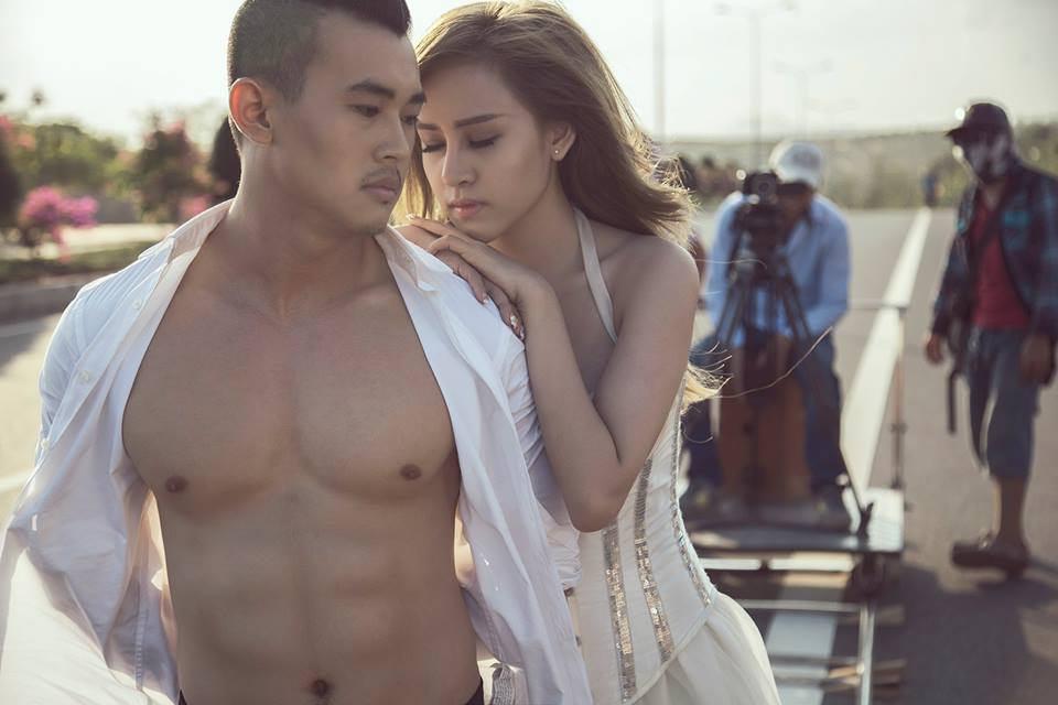 Music Video “Giá Như” là sản phẩm đầu tiên trong sự nghiệp đánh giấu sự trở lại của Bà Tưng – Huyền Anh sau 2 năm vắng bóng làng giải trí .
