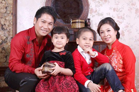 Trọng Tấn thừa nhận: “Bà xã là một người có ảnh hưởng rất lớn đến sự nghiệp của tôi. Sự băn khoăn của bà xã đối với quyết định nghỉ dạy cũng khiến tôi trăn trở tới 2 năm trời.