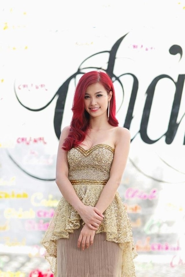 Năm 2013 đánh dấu sự "nổi dậy" đầy mạnh mẽ của Đông Nhi. Cô không chỉ "lột xác" hoàn toàn để theo đuổi phong cách gợi cảm mà cũng chuyển hướng phong cách âm nhạc, thể hiện các ca khúc nhạc dance sôi động.