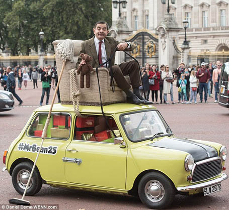 Mr Bean (nam diễn viên Rowan Atkinson) xuất hiện bên chiếc xe hơi trứ danh bên ngoài cung điện Buckingham hồi cuối tuần qua nhân dịp kỷ niệm 25 năm kể từ ngày đầu tiên ông hóa thân vào nhân vật.