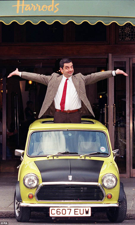 Mr Bean trong một bức hình chụp năm 1996. Trong loạt phim về Mr Bean, có khá nhiều tình huống xảy ra xoay quanh chiếc xe trứ danh này.