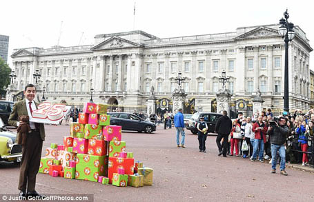 Rowan Atkinson kỷ niệm 25 năm ngày nhập vai Mr Bean bên ngoài cung điện Buckingham.