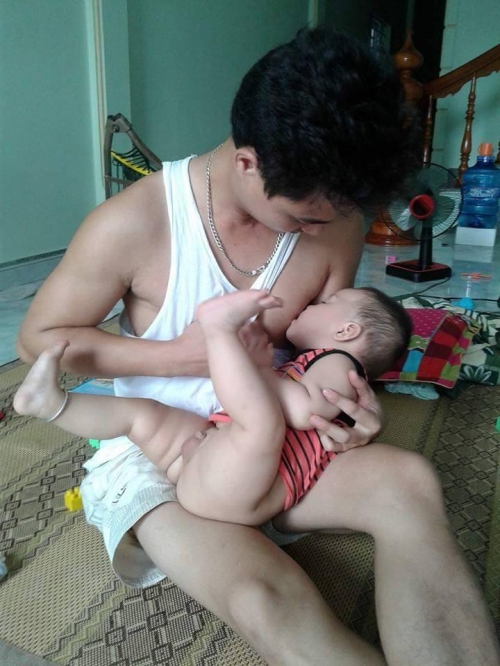 Khi mẹ vắng nhà, bố kiêm luôn nhiệm vụ cho con bú...