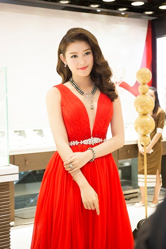 Gần đây Huyền My táo bạo hơn khi liên tục lựa chọn những thiết kế xẻ cổ sâu. Với chất liệu nhẹ nhàng tôn được vẻ sang trọng cho người mặc, chiếc đầm đỏ nổi bật này đã giúp cho Huyền My ghi điểm tuyệt đối.