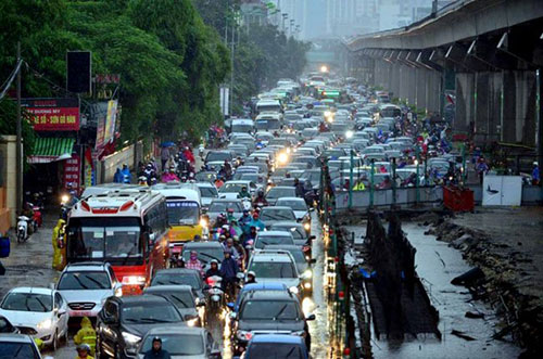 Công trường thi công đường sắt trên cao tuyến Cát Linh - Hà Đông  nằm trên đường Nguyễn Trãi (quận Thanh Xuân) chiếm quá nửa lòng đường