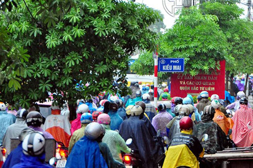 Biển người lao lên vỉa hè để thoát khỏi điểm ùn tắc ngã ba giao cắt đường Kiều Mai - Nhổn sáng 8.9.