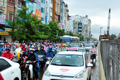 Ô tô, xe máy đi lấn làn khiến giao thông trở lên hỗn loạn.