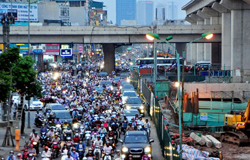Tại nút giao Nguyễn Trãi - Khuất Duy Tiến - Nguyễn Xiển đang thi công đồng thời tuyến đường sắt trên cao Cát Linh - Hà Đông nên công trường khá ngổn ngang.
