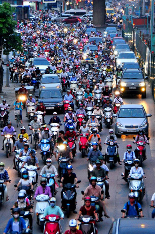 Vào giờ cao điểm, lượng phương tiện lưu thông qua đây rất lớn nên cảnh ùn tắc diễn ra thường xuyên.